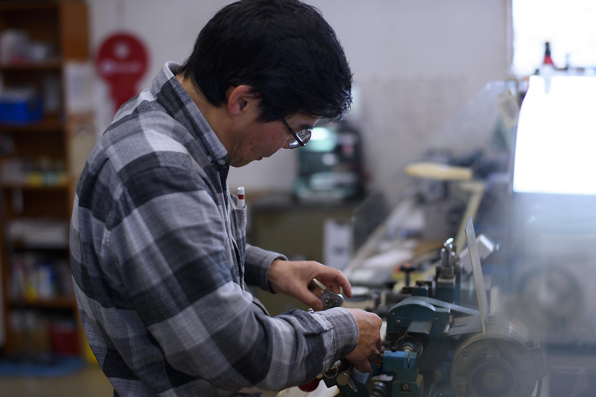 作業中の人の画像